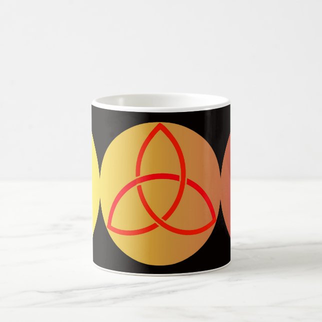 Caneca Mágica Lua tripla com Triquetra sobre fundo negro (Centro)