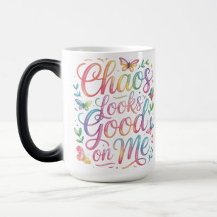 Caneca Mágica O Caos Fica Bem em Mim – Citação Colorida de Borbo