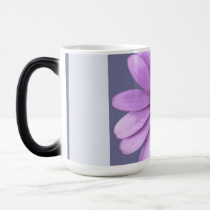 Caneca Mágica padrão listrado com margaridas roxas