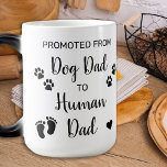 Caneca Mágica Pai De Cães Promovido À Revenda De Gravidez Do Pai<br><div class="desc">Promovido do Pai de Cachorro ao Pai Humano! Surpreenda o seu pai de gravidez com o anúncio de gravidez de cão super fofo. Personalize com o Sobrenome do bebê e seu mês/data 20xx. Esta gravidez de cão que o bebê revela caneca será uma favorita. COPYRIGHT © 2020 Judy Burrows, Black...</div>