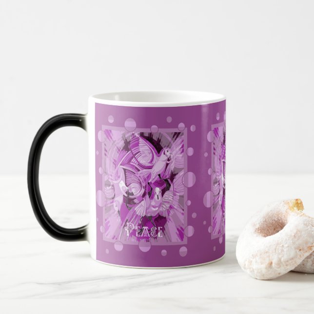 Caneca Mágica Pomba Com Texto de Paz Celta em Tons de Lilás (Com Donut)