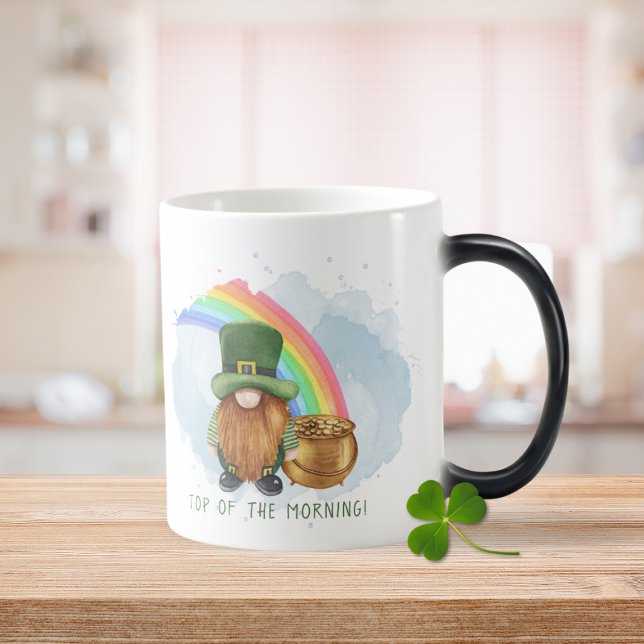 Caneca Mágica Pote Gnome irlandês de Dia de São Patrício persona (Irish Gnome Pot of Gold Custom St. Patrick's Day Magic Mug)