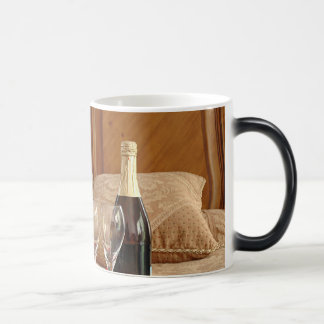 Caneca Mágica Pug "sexy" na lingerie com presentes e vinho