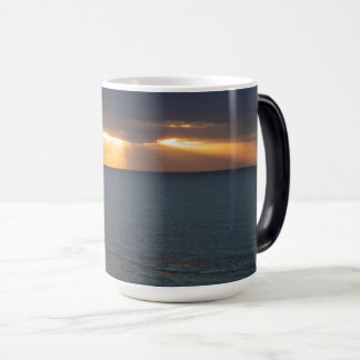 Caneca Mágica Raios de pôr do sol dourados quebrando através das