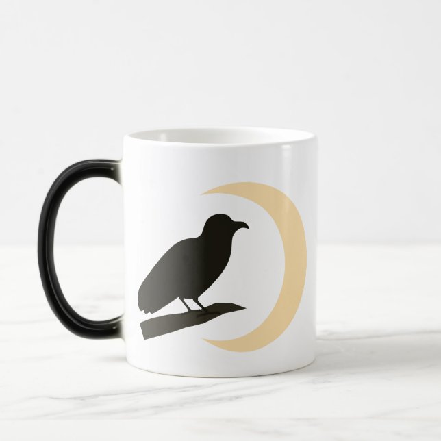 Caneca Mágica Raven on a branch watching the moon (Esquerda)