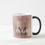 Caneca Mágica Rosa Dourado Glitter Drives no Monograma de Metal<br><div class="desc">O rosa dourado moderno, cinzento, goteja o nome e monograma. Este design apresenta um brilho brilhante rosa-dourado pincelado gotejando sobre fundo de metal piscado cor-de-rosa com modelo de texto personalizado monograma inicial e nome próprio personalizado. Presente feminino perfeito. Por favor, note que esta design está impressa com efeito fotográfico sem...</div>