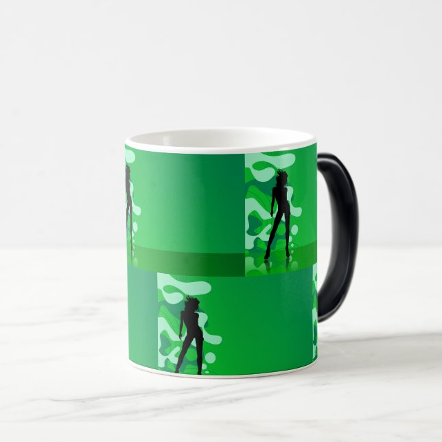 Caneca Mágica Silhueta Verde Retroativa de uma Mulher Dançando (Frente Esquerda)