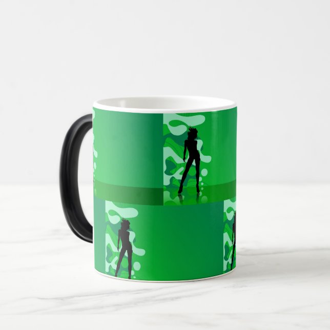 Caneca Mágica Silhueta Verde Retroativa de uma Mulher Dançando (Frente Esquerda)