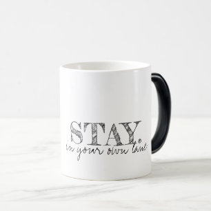 Caneca Mágica Tipografia Art STAY no seu próprio texto na faixa