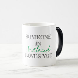 Caneca Mágica Tipografia moderna Alguém em LOCAL te ama