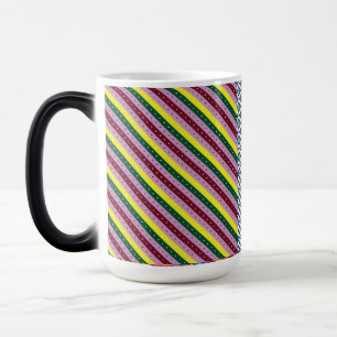 Caneca Mágica um padrão listrado multicolorido com pontos