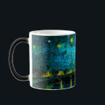 Caneca Mágica Van Gogh Starry Night Over the Rhône<br><div class="desc">Magic Mug com a pintura de óleo de Vincent van Gogh à Noite Estrelada sobre o Ródano (1888). As estrelas amarelas brilhantes decoram o céu azul noturno como um casal rolando ao longo de um riverbank em Arles. Um presente perfeito para fãs de Impressionismo Poste e arte holandesa.</div>