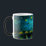 Caneca Mágica Van Gogh Starry Night Over the Rhône<br><div class="desc">Magic Mug com a pintura de óleo de Vincent van Gogh à Noite Estrelada sobre o Ródano (1888). As estrelas amarelas brilhantes decoram o céu azul noturno como um casal rolando ao longo de um riverbank em Arles. Um presente perfeito para fãs de Impressionismo Poste e arte holandesa.</div>