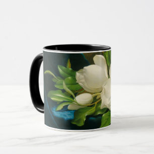 Caneca Magnólias gigantes em um pano azul de veludo,
