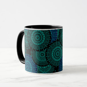 Caneca Mandala azul-turquesa, redonda, sobre fundo negro
