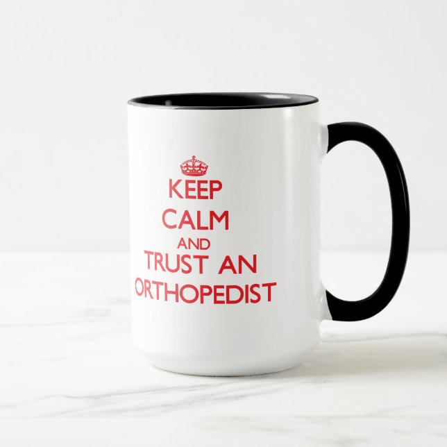 Caneca Mantenha a calma e confie um Orthopedist (Direita)