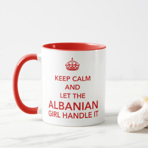 Caneca Mantenha a Calma e Deixe a Rapariga Albanesa Resol