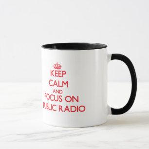 Caneca Mantenha a calma e o foco no rádio pública