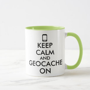 Caneca Mantenha a calma e o Geocache no costume de GPS