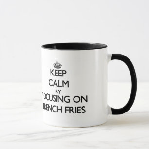 Caneca Mantenha a calma focalizando em batatas fritas