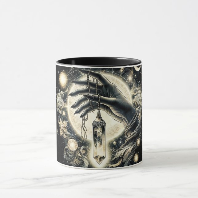 Caneca Mão segurando um cristal sob a luz do luar (Centro)