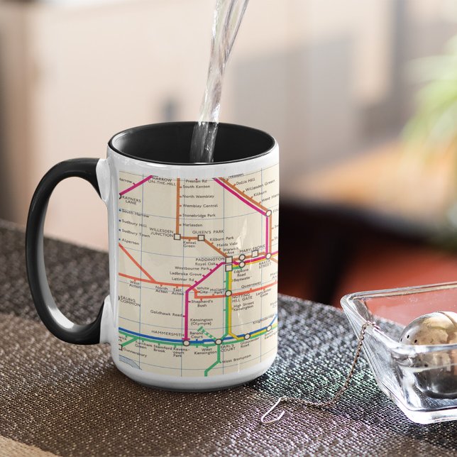 Caneca Mapa Subterrâneo de Londres (Mug on table)