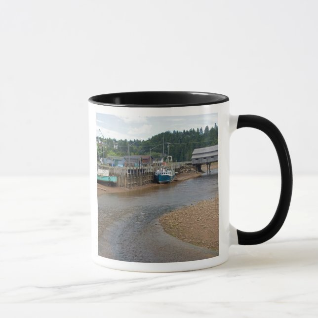 Caneca Maré baixa na Baía de Fundy em St. Martins, New (Direita)