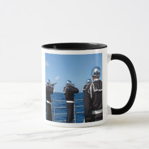 Caneca Marinheiros disparam uma saudação de arma durante