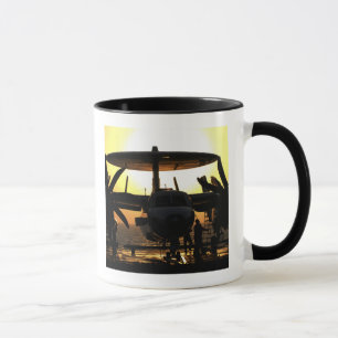 Caneca Marinheiros trabalham numa aeronave Hawkeye E-2C