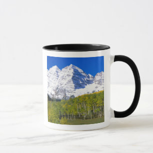 Caneca Maroon Bells com floresta de álamo outonal.