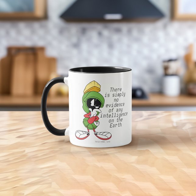 Caneca MARVIN O MARCIANO™ Pensativo (Mug on counter)