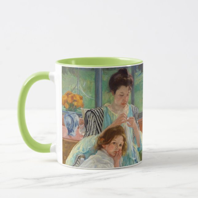 Caneca Mary Cassatt - Jovem Mãe costurando (Esquerda)