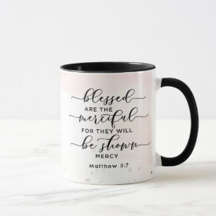 Caneca Mateus 5:7 Abençoados são a Bíblia misericordiosa