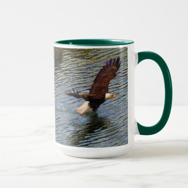 Caneca Mature Bald Eagle Caçando Arte Selvagem (Direita)