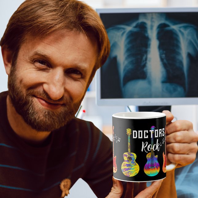 Caneca Médicos da Faculdade de Medicina Rock Graduado (Doctors rock med school graduate cool guitar coffee mug)