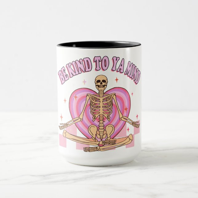 Caneca Meditando o esqueleto Seja gentil com sua mente Re (Centro)