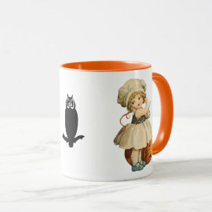 Caneca Menina Esculpindo Maçã no Halloween