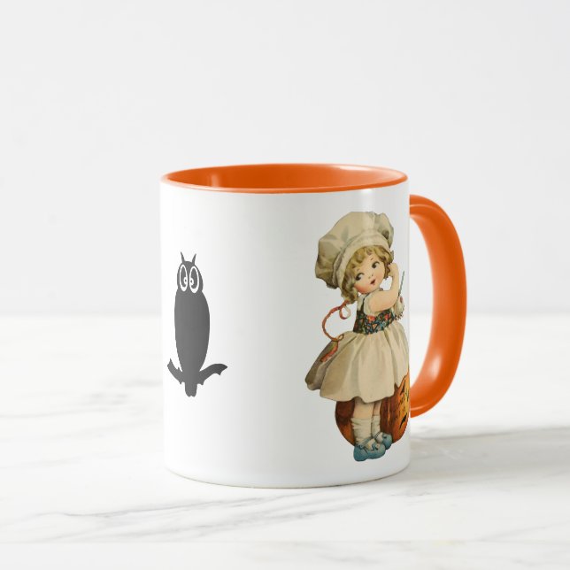 Caneca Menina Esculpindo Maçã no Halloween (Frente Esquerda)