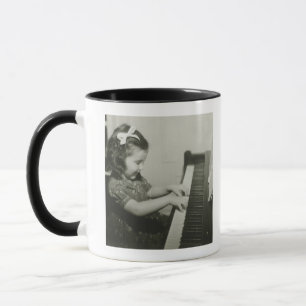 Caneca Menina que joga o piano