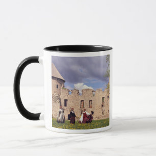 Caneca Meninas letãs em traje tradicional, cantando