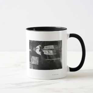 Caneca Menino no xaile de oração durante o ano novo