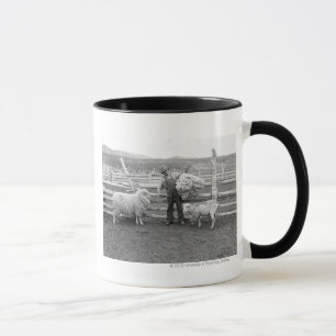 Caneca Menino que sustenta um pacote de lãs