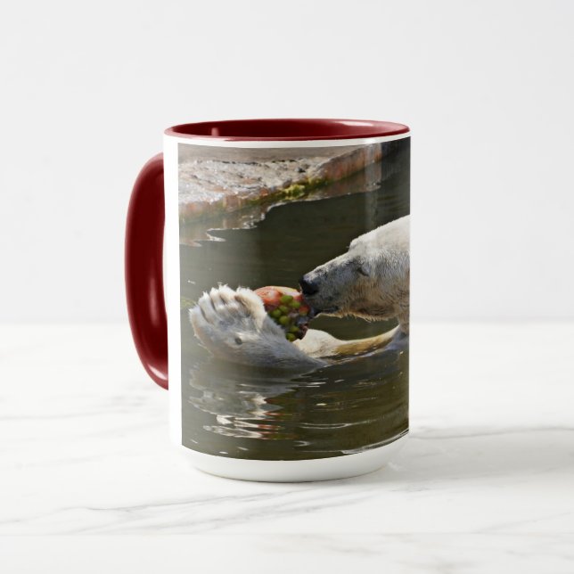 Caneca Momento do Urso Polar Comendo Fruta (Frente Esquerda)