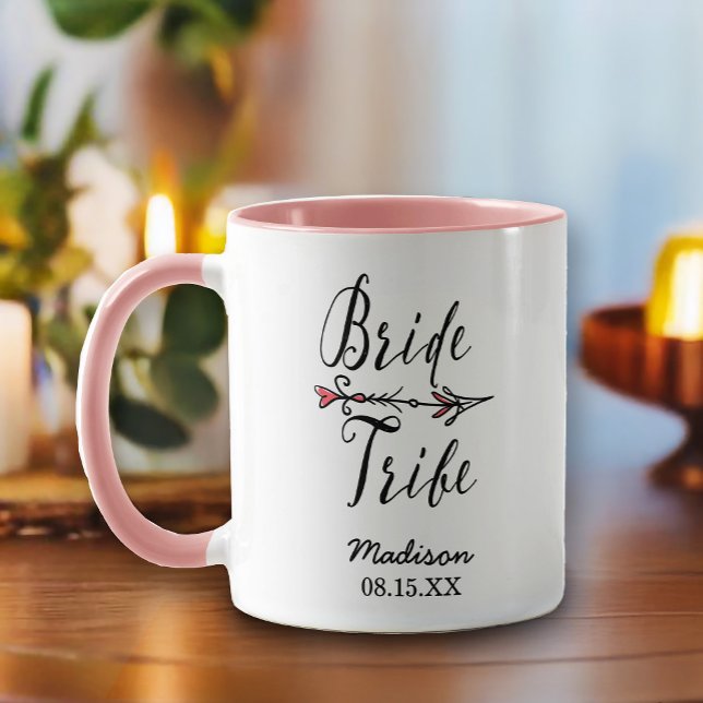 Caneca Monograma da Seta Desenhada da Mão da Noiva (Create a custom mug for your Bride Tribe as a gift.)