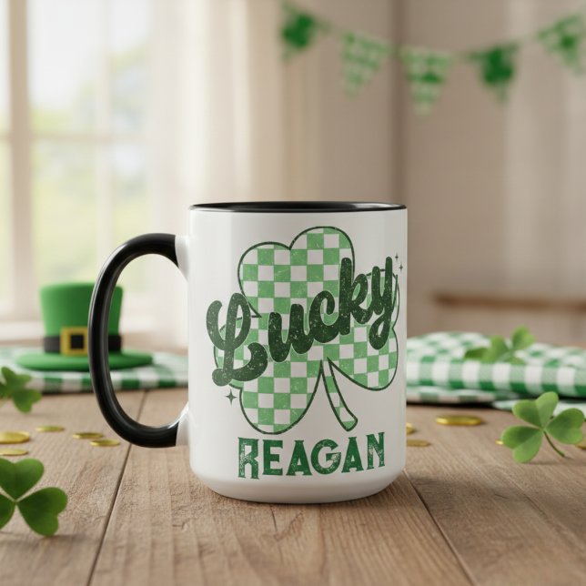 Caneca Monograma de Dia de São Patrício de Shamrock Retro (Retro Lucky Shamrock St Patrick's Day Monogram Mug)