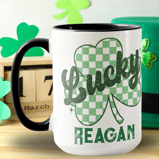 Caneca Monograma de Dia de São Patrício de Shamrock Retro (Retro Lucky Shamrock St Patrick's Day Monogram Mug)