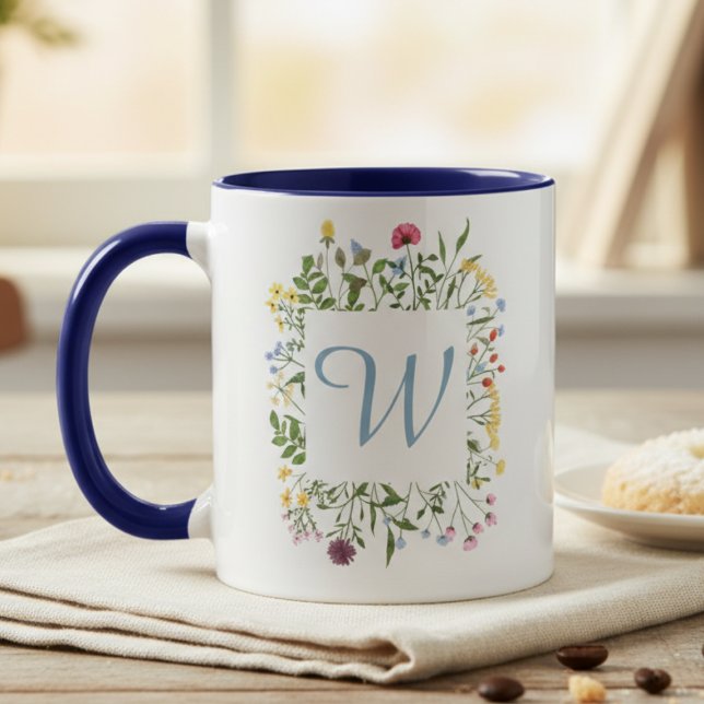 Caneca Monograma de Flor Silvestre – Presente do Dia das  (Monogram floral coffee mug)