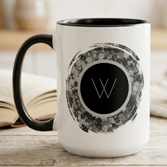 Caneca Monograma de Pincelada Abstrata Monocromática (Sophisticated brushstroke initial design, perfect for a sleek, modern office or home desk.)