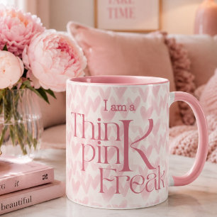 Caneca monograma do padrão Think Pink Hearts