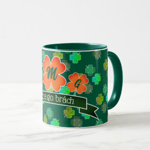 Caneca Monograma sobre Padrão de Shamrock de Clover no GR